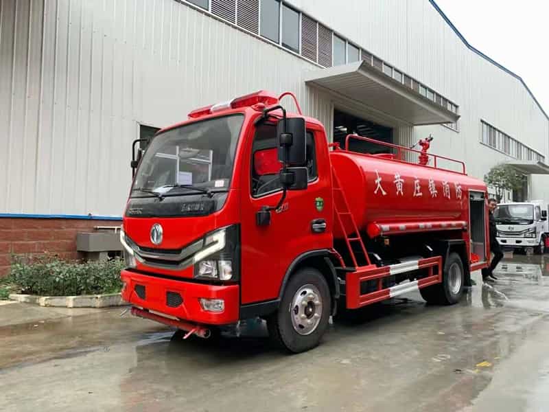 东风3.74吨洒（供）水车