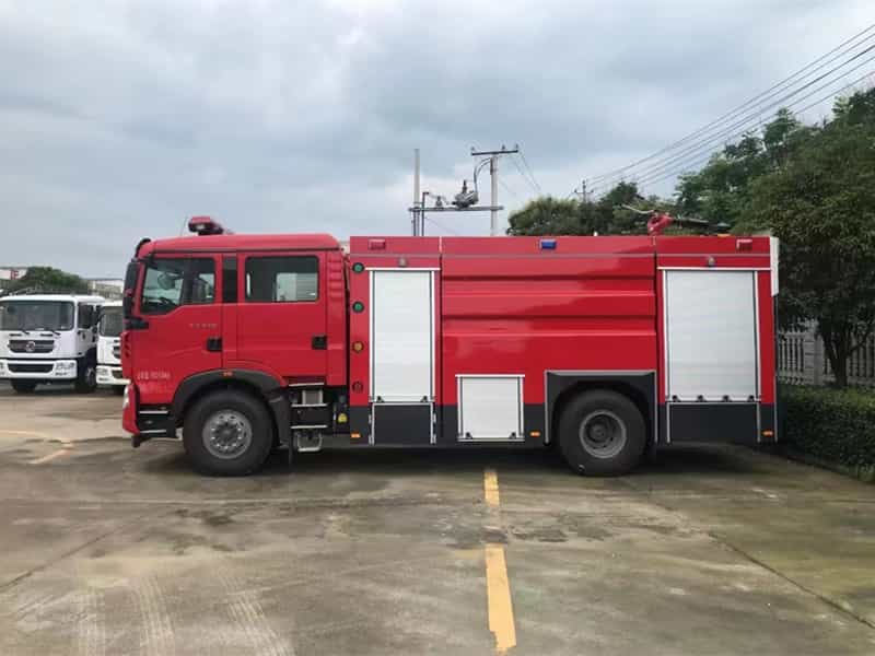 重汽豪沃8吨泡沫消防车