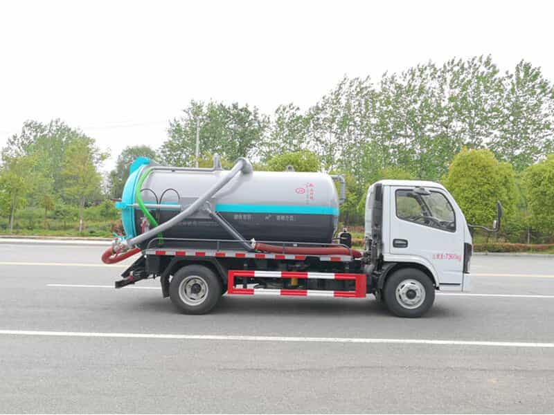 东风多利卡4方吸污车