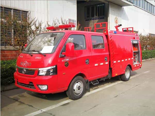 东风途逸1吨水罐消防车
